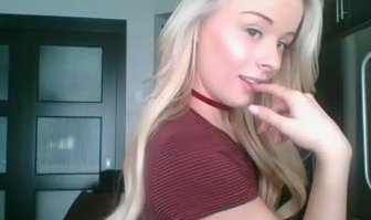 The blonde beauty is pleasuring herself in front of her Webcam – oliviaowens